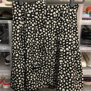 Limited skirt with belt